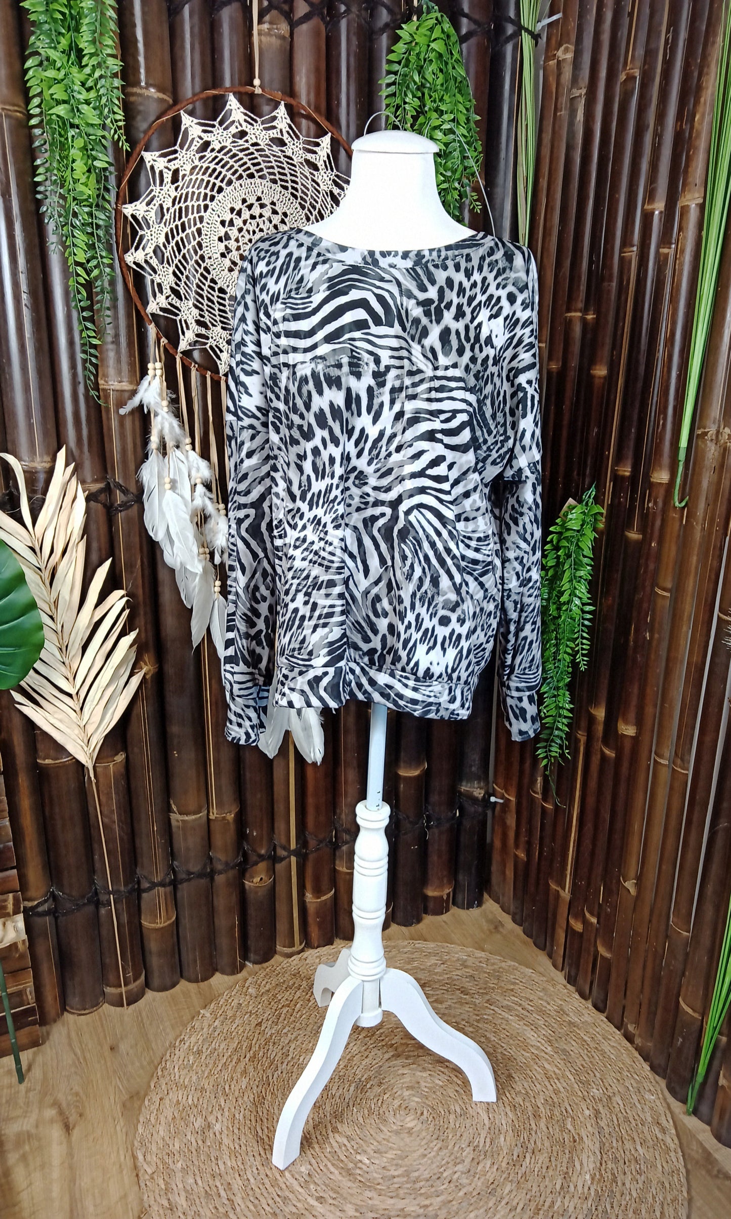Top femme fluide imprimé léopard col V manches longues léger extensible | Jungle Glam – LyaMode
