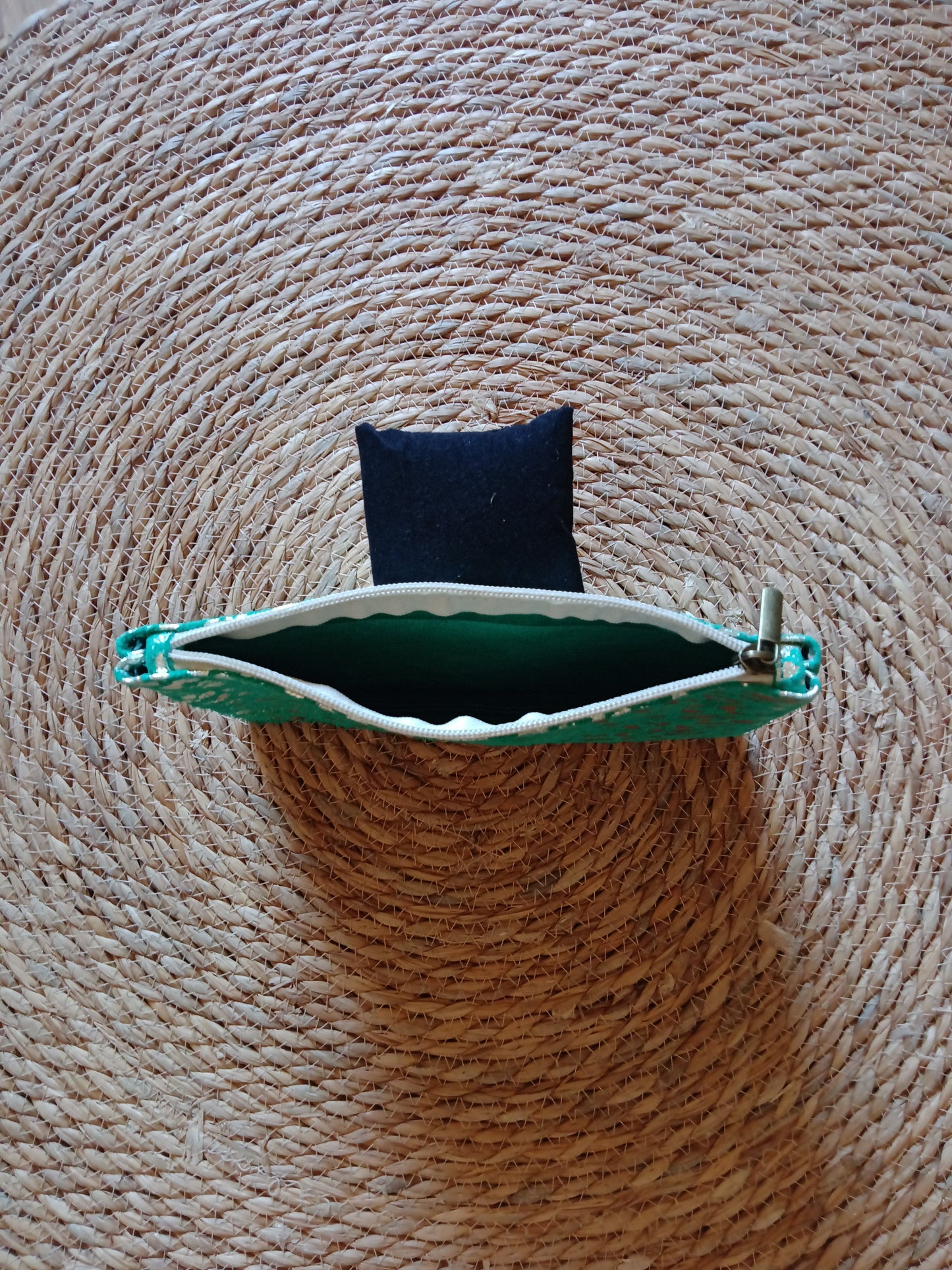 Pochette en cuir imprimé léopard métallisé – Pochette zippée 22x15 cm – Léo Chic | LyaMode