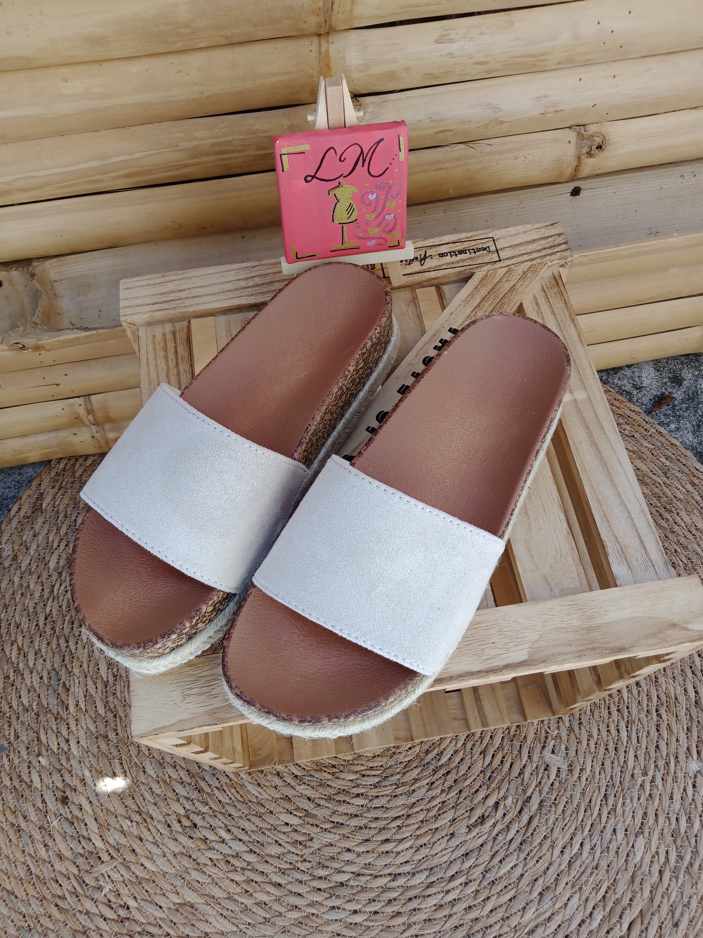Mules Sable Fin – Le pas léger de l’été