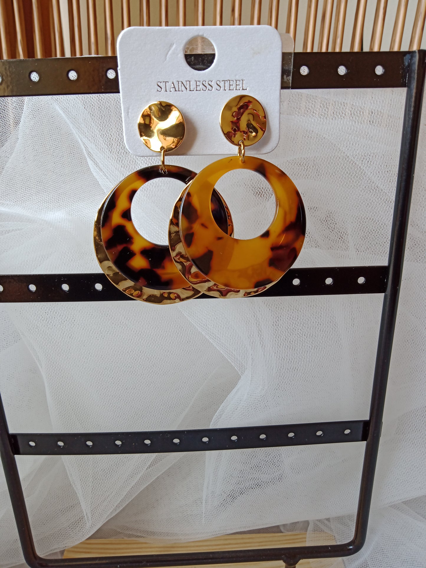 Boucles d’Oreilles Pendantes Acier Inoxydable Doré – Motif Léopard Résine & Effet Martelé Chic Bohème | LyaMode