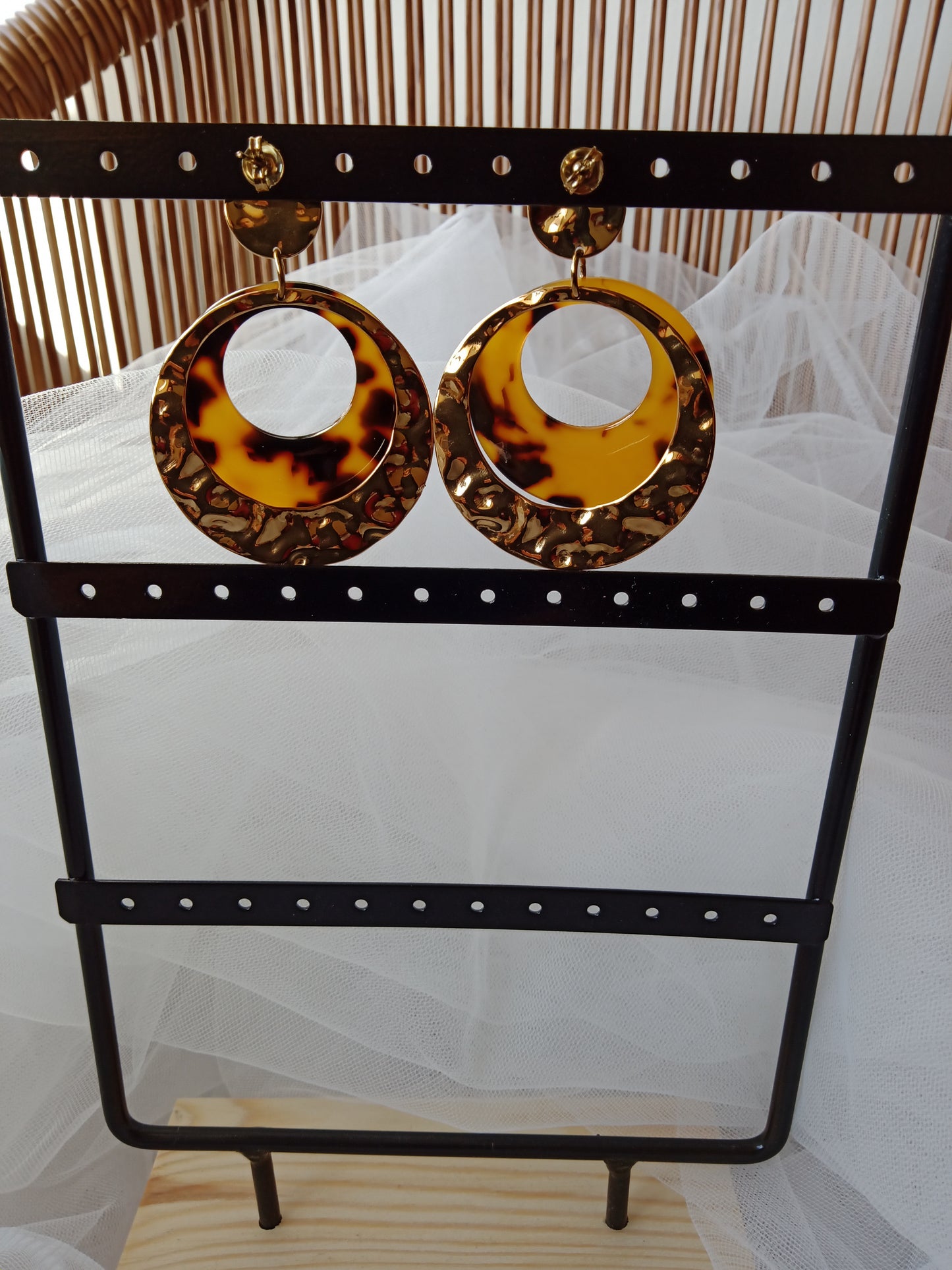 Boucles d’Oreilles Pendantes Acier Inoxydable Doré – Motif Léopard Résine & Effet Martelé Chic Bohème | LyaMode