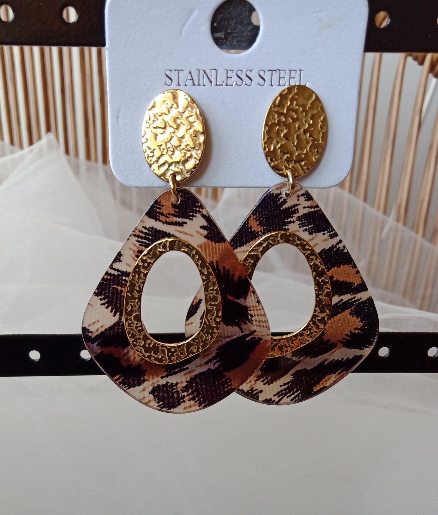 Boucles d’Oreilles Pendantes Acier Inoxydable Doré – Motif Léopard Résine & Effet Martelé Chic Bohème | LyaMode