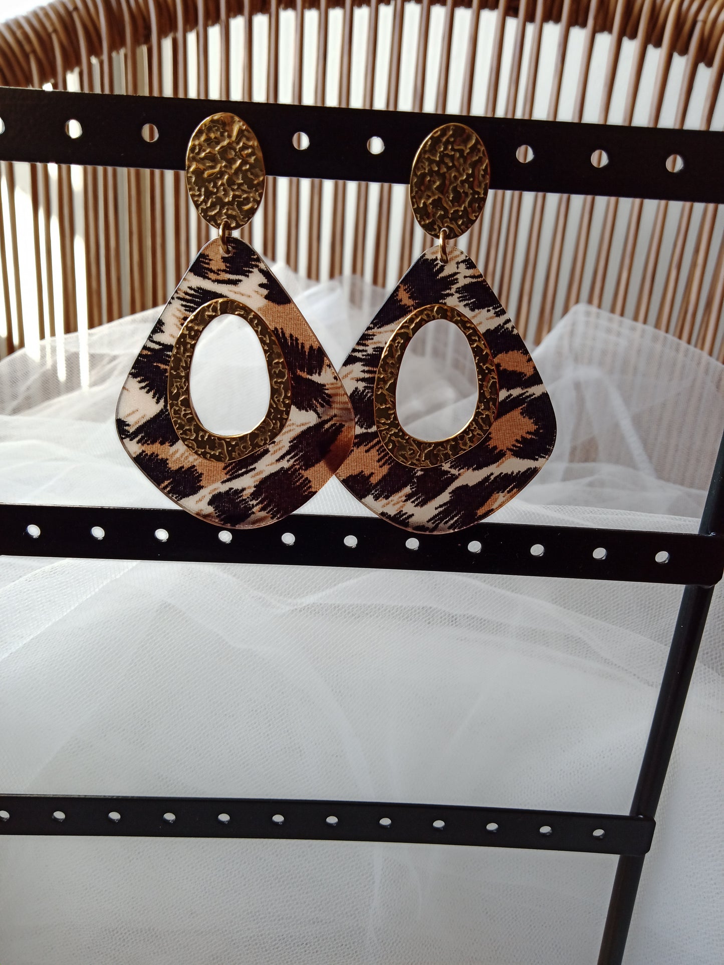 Boucles d’Oreilles Pendantes Acier Inoxydable Doré – Motif Léopard Résine & Effet Martelé Chic Bohème | LyaMode