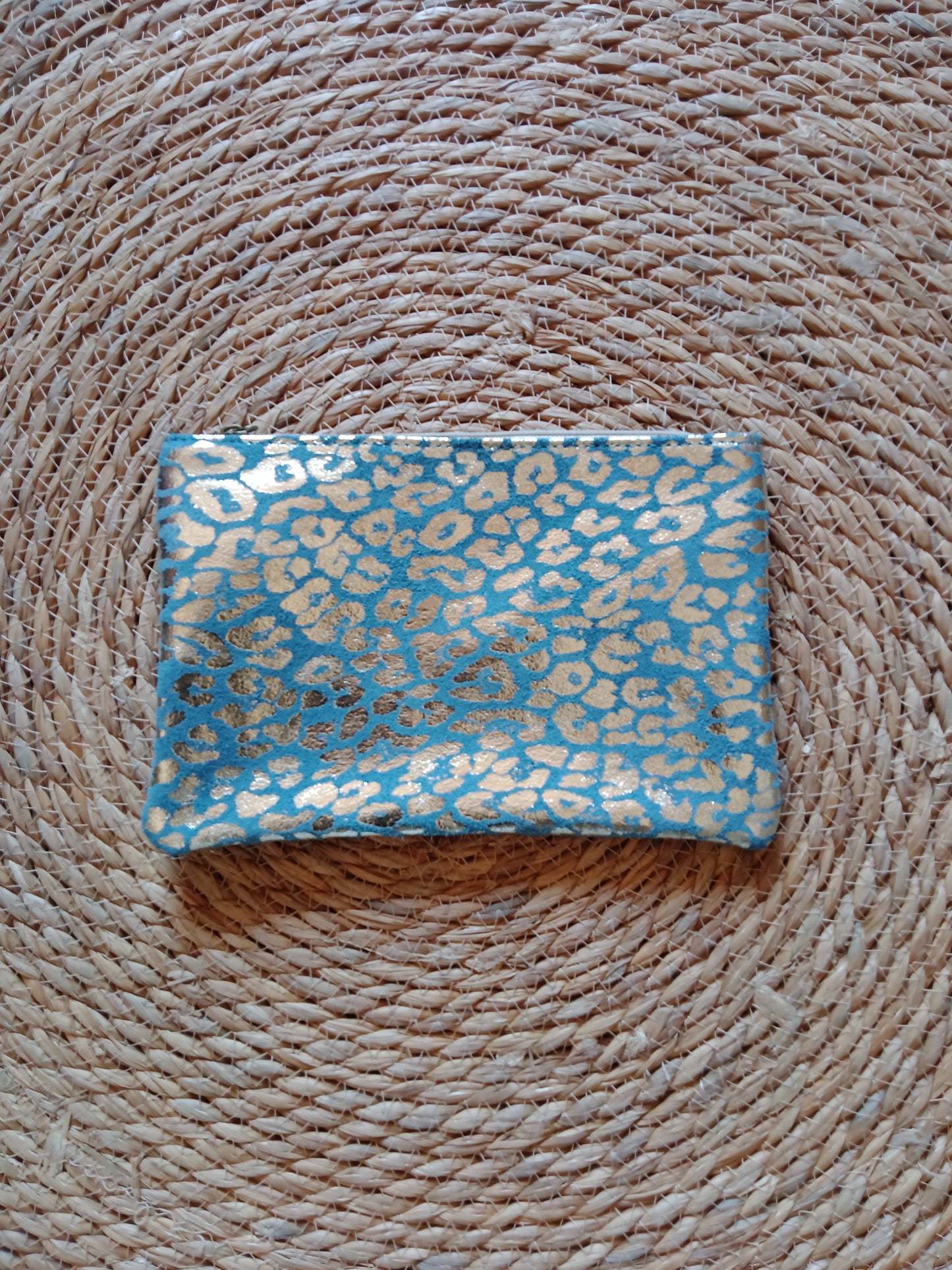 Pochette en cuir imprimé léopard métallisé – Pochette zippée 22x15 cm – Léo Chic | LyaMode