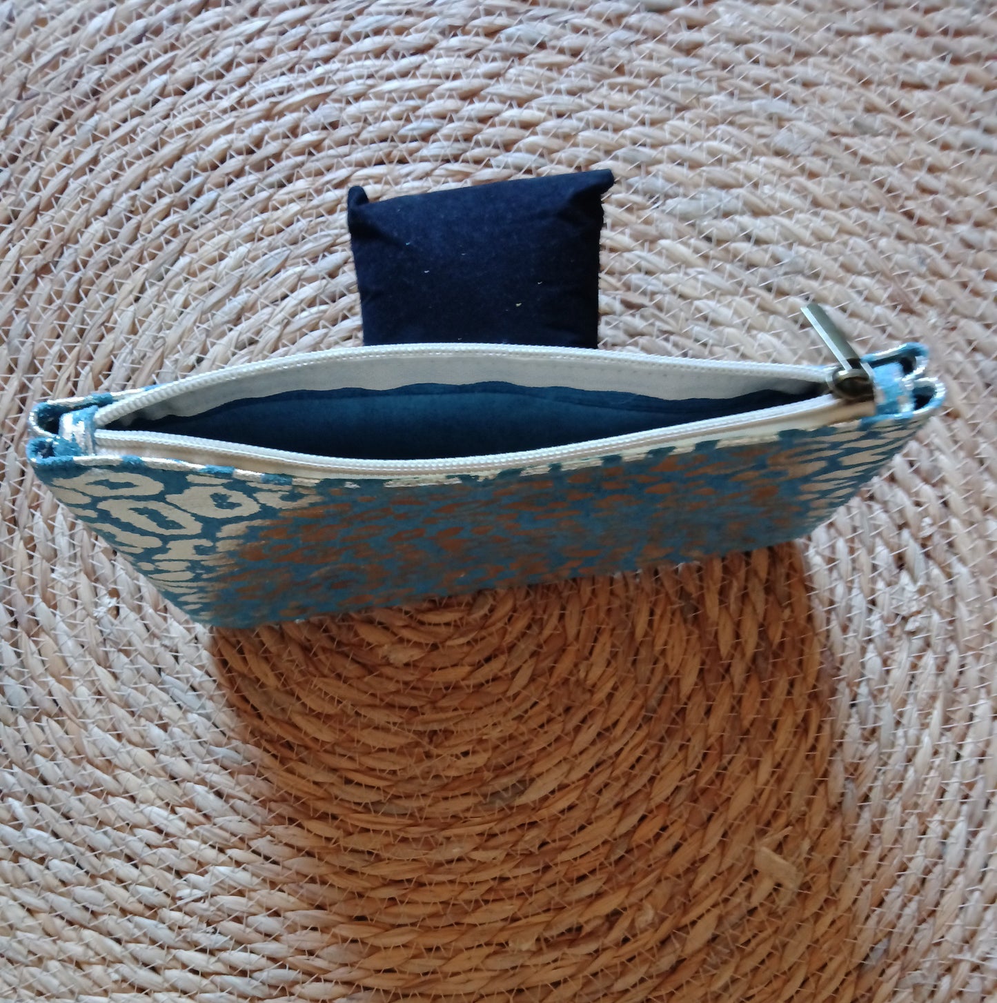 Pochette en cuir imprimé léopard métallisé – Pochette zippée 22x15 cm – Léo Chic | LyaMode