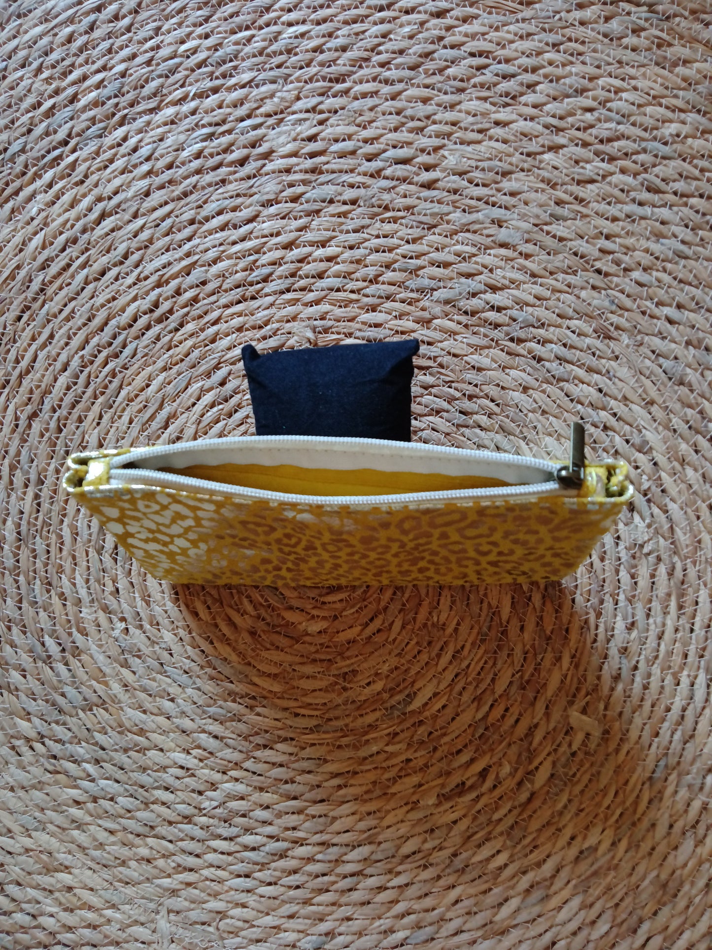 Pochette en cuir imprimé léopard métallisé – Pochette zippée 22x15 cm – Léo Chic | LyaMode