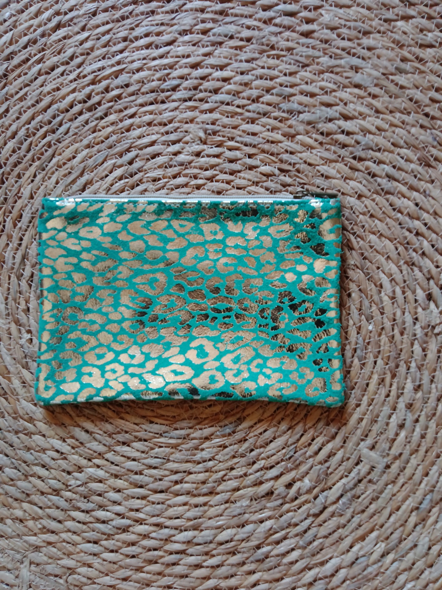 Pochette en cuir imprimé léopard métallisé – Pochette zippée 22x15 cm – Léo Chic | LyaMode