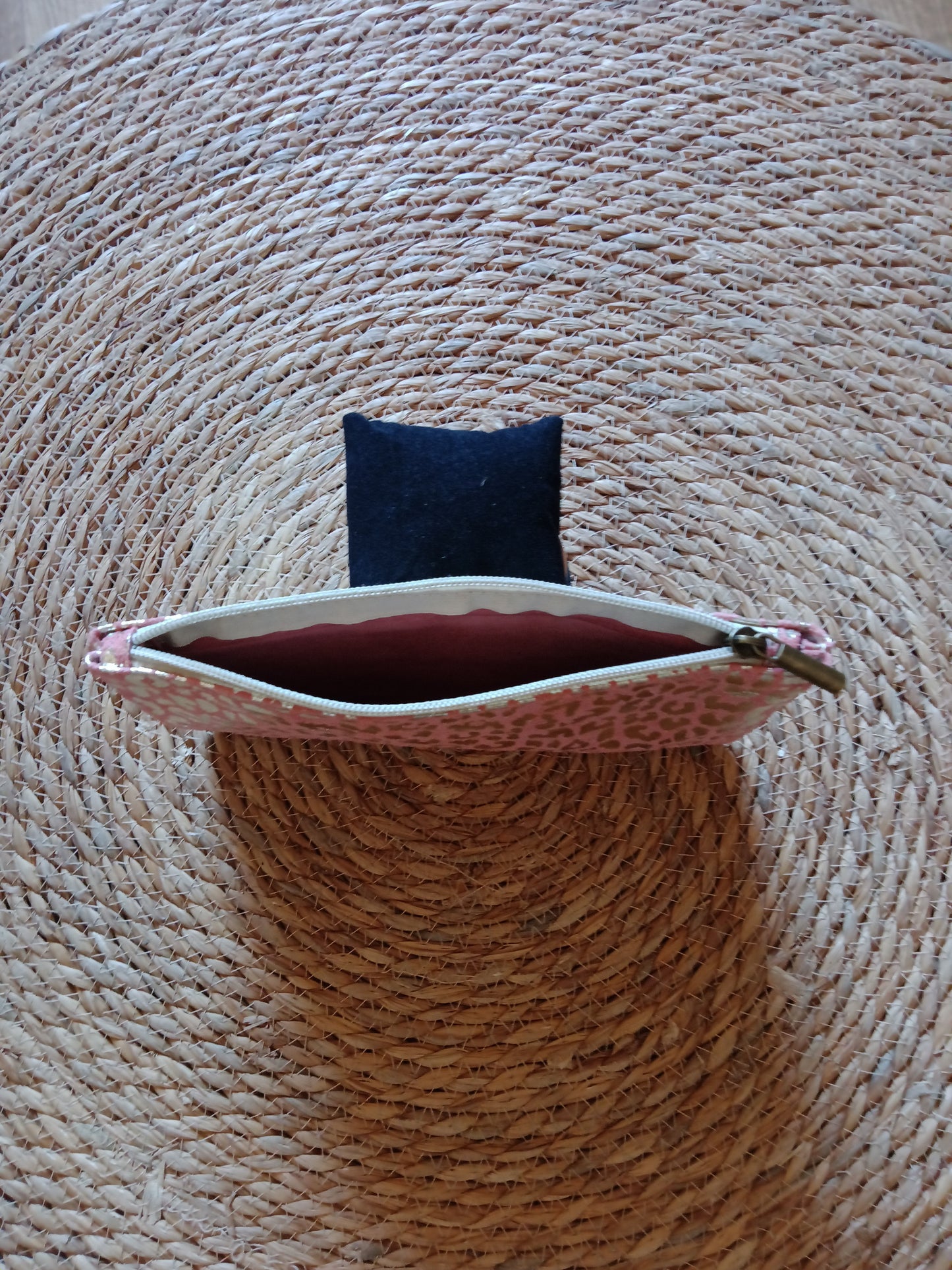 Pochette en cuir imprimé léopard métallisé – Pochette zippée 22x15 cm – Léo Chic | LyaMode