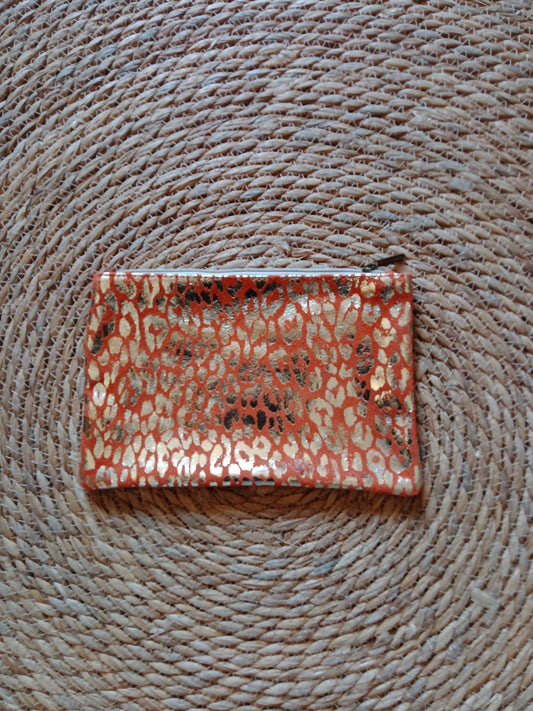Pochette en cuir imprimé léopard métallisé – Pochette zippée 22x15 cm – Léo Chic | LyaMode